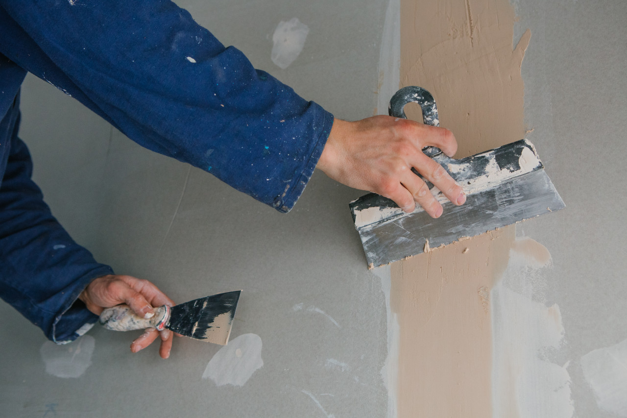 plasterer image man plastering wall
